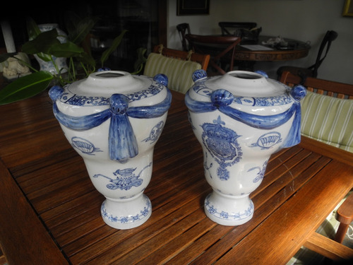 Par De Potiche De Porcelana Antiguos Con Relieves Y Dibujos