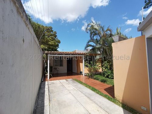 Casa En Venta En Patarata Barquisimeto La Cocina Está Equipada Con Gabinetes De Madera, Lo Que Le Da Un Toque Elegante Y Moderno Gabriela C. 