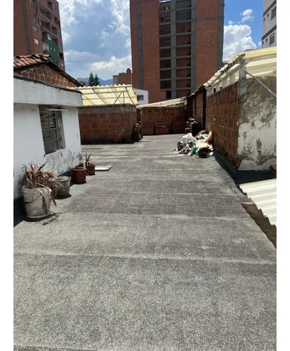 Edificación De 3 Pisos Para La Venta En Laureles