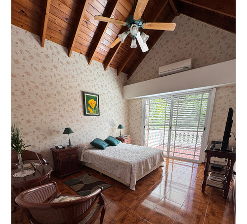 Excelente Chalet De Categoria Sobre Amplio Parque Con Bosque