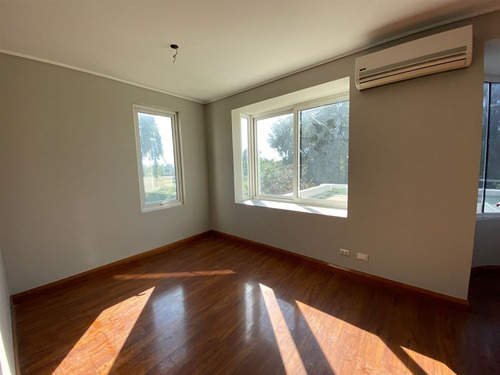 Casa En Venta De 7 Dorm. En Colina