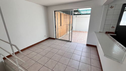 Casa De 4 Pisos En Rojas Magallanes, Avda. La Florida