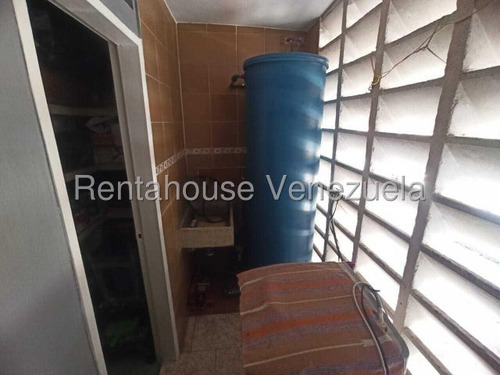 Erika Armeya Vende, Apartamento Ubicado En El Centro De Cabudare. Flex: 25-13615