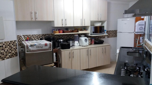 Casa Sobrado De 3 Quartos Com Garagem Bem Localizada