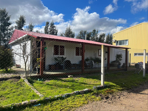 Amplio Galpón Con Oficinas Y Casa Con Terreno En Alquiler.