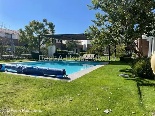 Casa Con Cuarto De Servicio, 4 Recámaras, Área De Tv. Cumbres Del Lago - Venta Rah2204