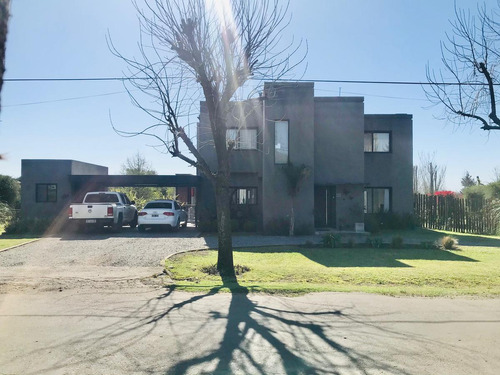 Casa Estilo Racional Con Amplio Terreno Y Piscina - Barrio Segundas Colinas