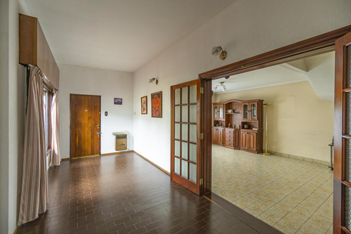 Casa En Venta En Rafael Calzada De 5 Ambientes