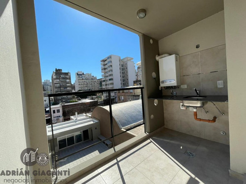 Excelente Departamento De Categoría A Metros De Bv Oroño 3 Dormitorios