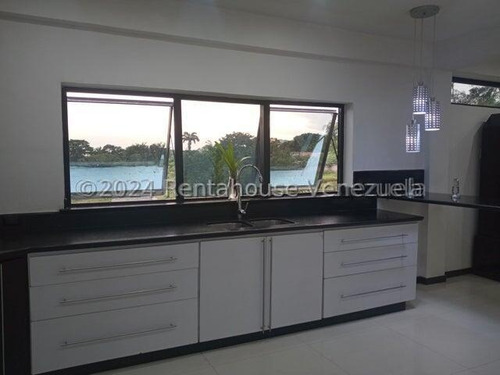 Hermosa Casa Con Estilo Moderno, De Dos Niveles, Cuenta Con Hall De Entrada, Sala De Estar, Tres Dormitorios Con Baños Y Vestier , Una Habitación Solo Con Baños, Un Medio Baños, Family Room