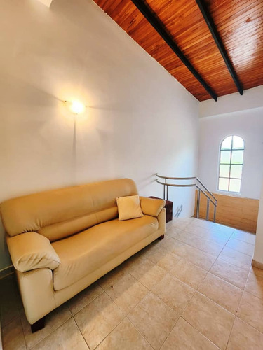 Townhouse En Lastrinitarias, Mañongo Cerca De Farmatodo Semi Amoblado
