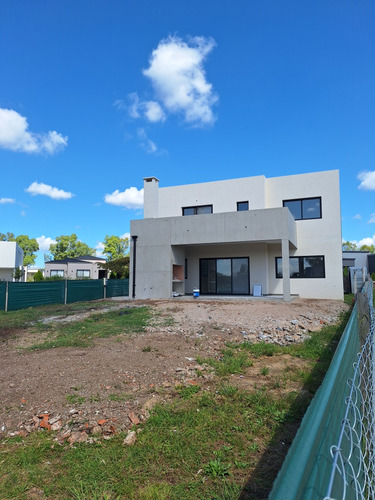 Casa En Venta Con Pileta Santa Elena