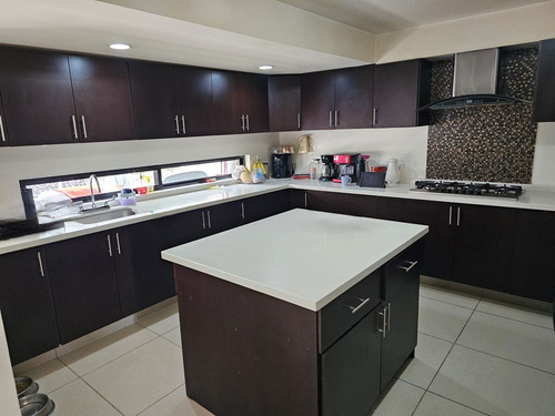 Casa En Venta En Tejeda Corregidora, 4 Habitaciones Y Jardín