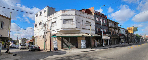 Importante Local Comercial Con Vivienda Y Depósito En Esquina