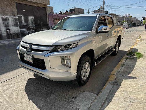 Mitsubishi L200 2.4 Cabina Doble 4x2 Mt