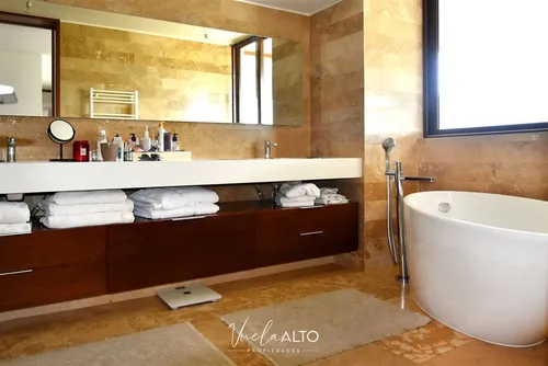 Departamento En Venta De 4 Dorm. En Lo Barnechea / 3 Estac.