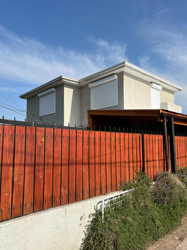 Casa En Condominio De 3 Dormitorio Y 3 Baños Más Servicio.