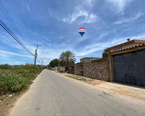 Re/max 2 Mil Vende Excepcional Lote De Terreno De 500 Mts Cuadrados, Ubicado Estratégicamente Junto A La Prestigiosa Urbanización La Llovizna, En Venta En El Sector El Hato, Municipio Arismendi