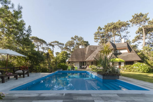 Cabaña En Pinares, Punta Del Este, A Pocas Cuadras Del Mar, Con 4 Dormitorios Y Servicio, Piscina, Barbacoa