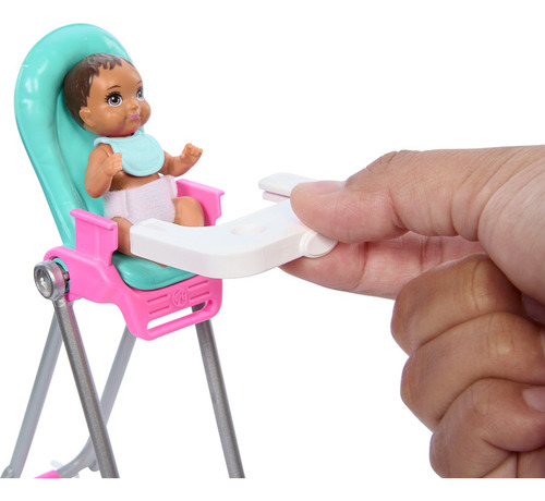 Vestido arcoíris de Barbie Skipper con bebé en la silla