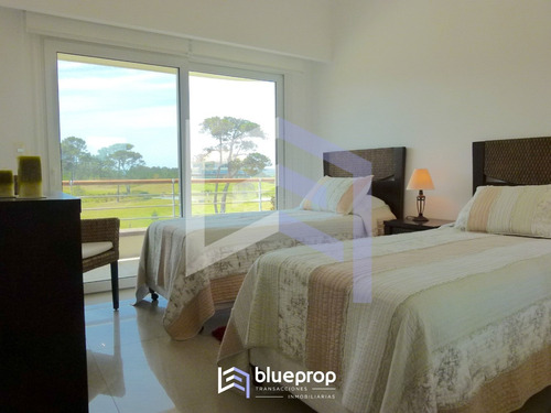 Imagen 12 de 14 de Apartamento Para La Venta Frente A Playa Mansa En Punta Del Este. 4 Dormitorios.