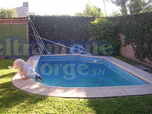 Hermoso Chalet De 2/3 Dormitorios Con Jardín, Quincho Y Piscina. Oportunidad