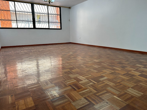 Amplio Departamento De 145 M2 Ofrece El Equilibrio Perfecto Entre Espacio, Ubicación Y Estilo Clásico.