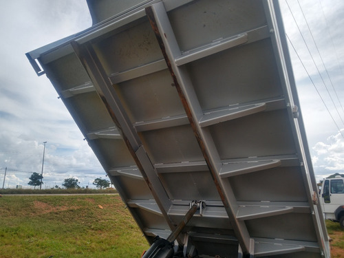 F 4000/16/17 Com Caçamba De 3 M E Ar Condicionado.