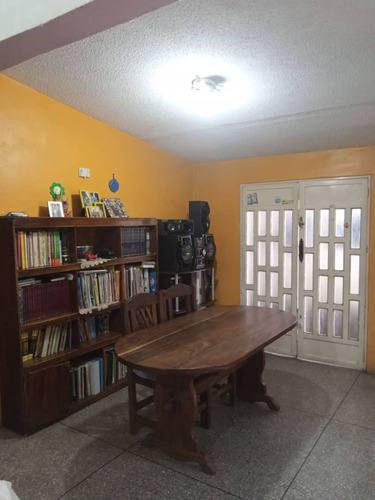 Vera Casa Inmobiliaria Vende Casa En La Urb La Esmeralda Dmo