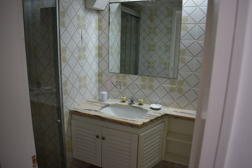 Cerca De La Zona Del Puerto Con Amplio Living Comedor- Ref: 5707