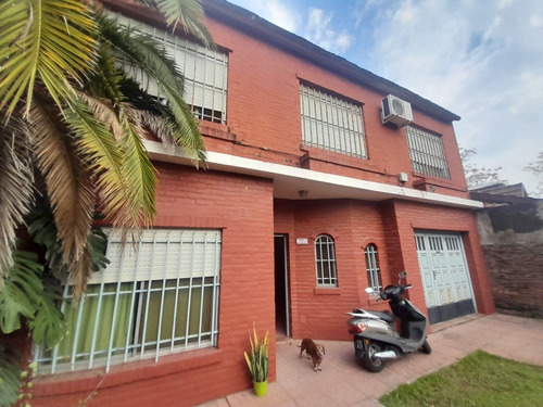 Casa De 4 Amb En Venta Con Cochera Y Amplio Parque Libre-a Mts. De Irigoin.