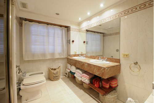 Venta Casa 5 Ambientes Jardin Y Cochera Playroom