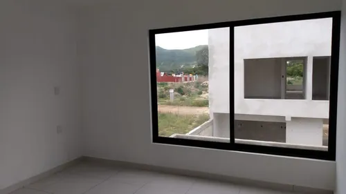 Casa Nueva De 3 Habitaciones Con Jardín Y Estacionamiento