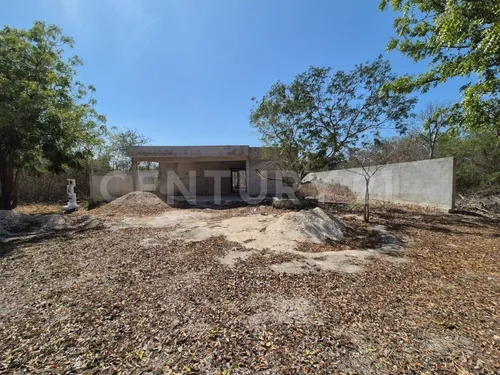 Residencia En Construcción, 1586 M2 De Terreno En Campo Bravo, Mérida, Yucatán.