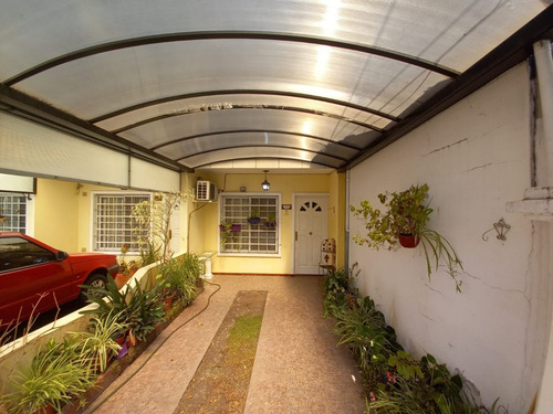 Excelente Departamento 2 Ambientes Y Medio Todo En Planta Baja Al Frente Con Cochera Y Patio Con Parrilla. Villa Luzuriaga