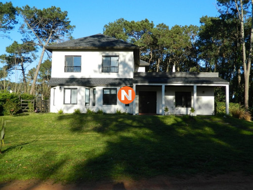 Venta De Casa De 5 Dormitorios En Barrio Privado La Arbolada Punta Del Este 