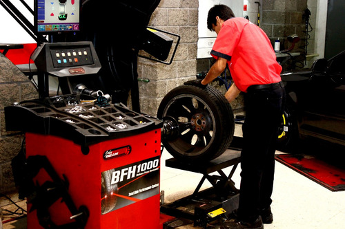 Imagen 1 de 3 de 4 Balanceos + Rotación Bridgestone Oficial