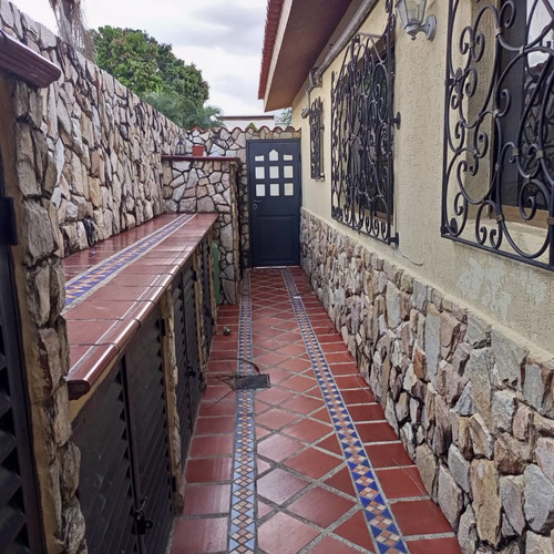 Imagen 10 de 28 de Casa Céntrica Calle Cerrada Sin Amoblar, Aire Acondicionado Central, Estilo Colonial En Alquiler Y/o Venta Trigal Norte (hg)