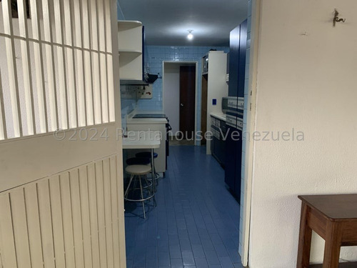 Interesante Apartamento De Un Área Total De 248,28, Distribuidos En Tres Ambientes, Áreas Sociales Y Habitaciones De 101,83 Y 146,45 De Terraza Y Jardín. Esta En Chacao