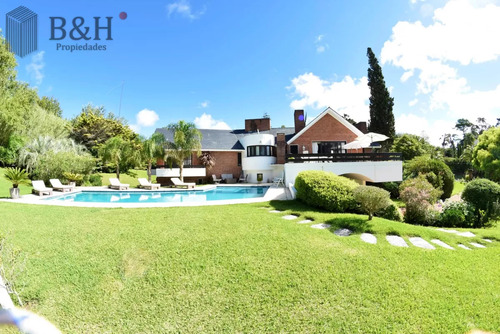 Venta De Casa 6 Dormitorios En Golf, Punta Del Este.