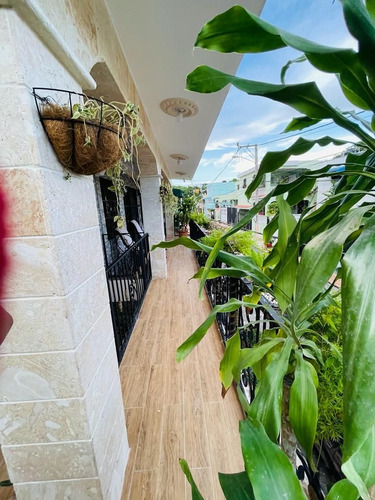 Imagen 17 de 30 de Casa De 3 Niveles Con Piscina En Santo Domingo