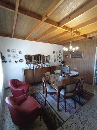 Frente A Av. Garzon. Colón. Chalet 3 Dorm.