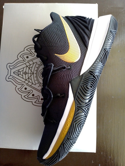 zapatos nike negros con dorado