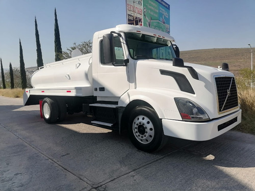 Camión Pipa De Agua De 10,000 Volvo Rabon Thorton Chasis