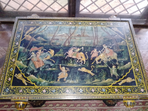 Mesa China Tallada Y Pintada A Mano Antigua (Usado)