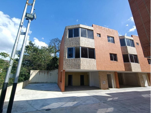 Townhouse En Urb. Colinas Del Rocio, Naguanagua. Inth-136