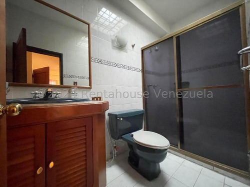 Casa En Venta Maracay Urb Andres Bello Con Piscina Y Parrillera En Buenas Condiciones Zona Norte Kg:24-24527
