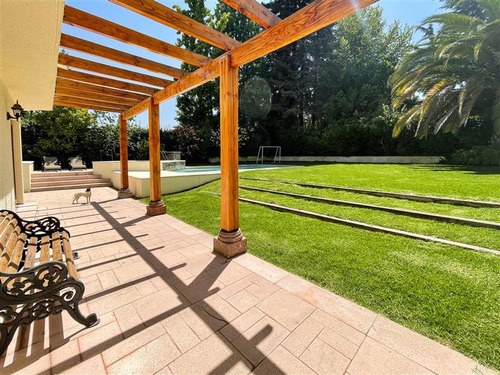 Casa En Venta De 5 Dorm. En Las Condes