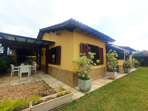 Ótima Casa Completa, Arejada Em Local Privilegiado.