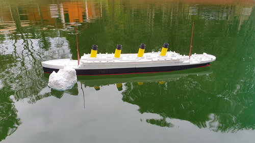 Titanic Juguete 50cm 2 Partes + 2 Iceberg (flota Vertical) Se Parte Al Medio